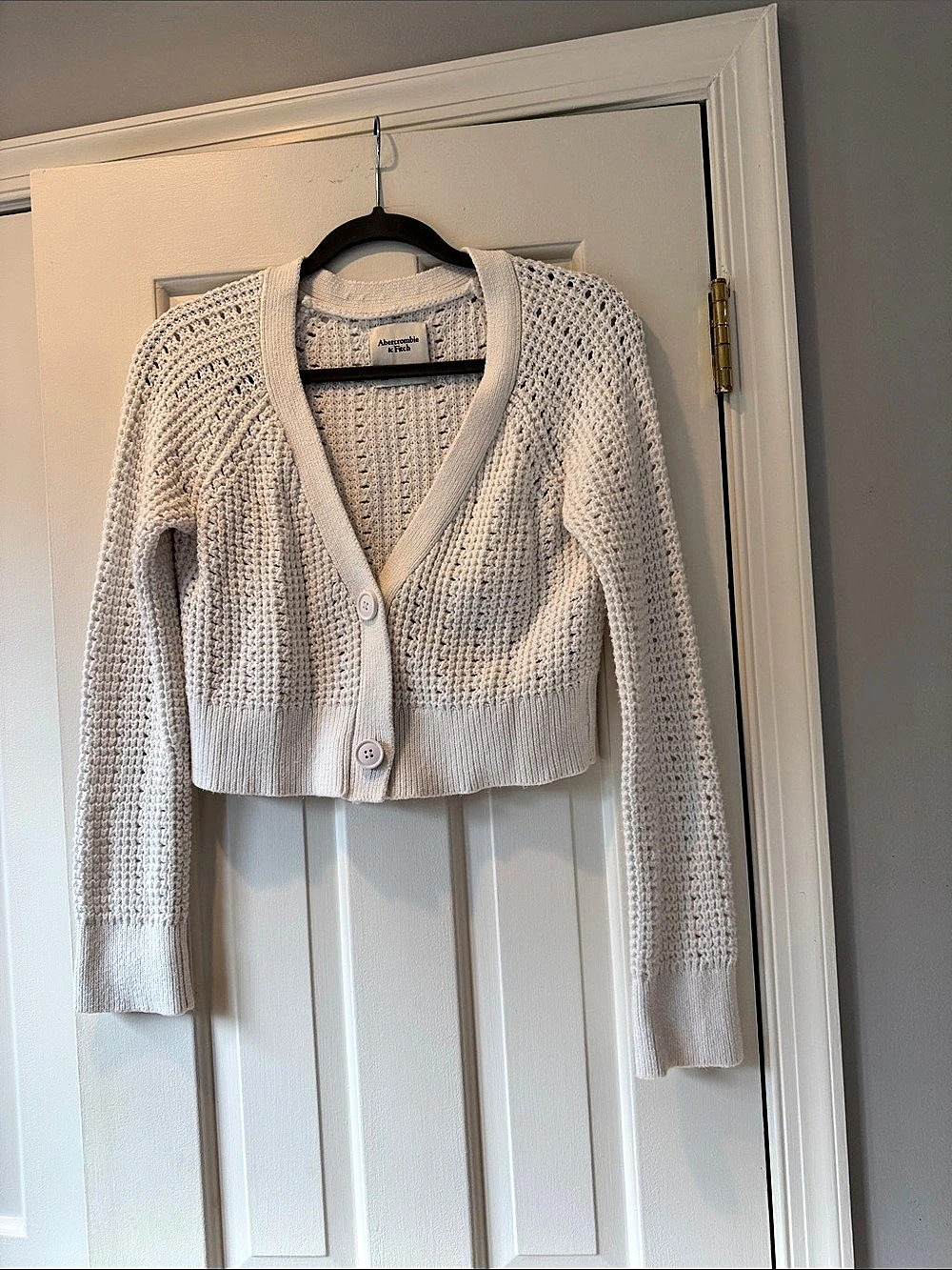Abercrombie & Fitch Cropped Knit Cardigan in White Size Medium